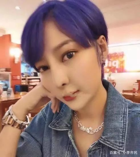 只见郭美美也不再是黑发了,直接将短发染成了个性张扬的紫色,手腕上