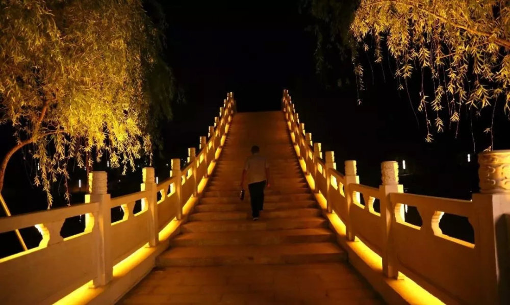 韶州公园的夜景美爆了,一张图让你称霸朋友圈!