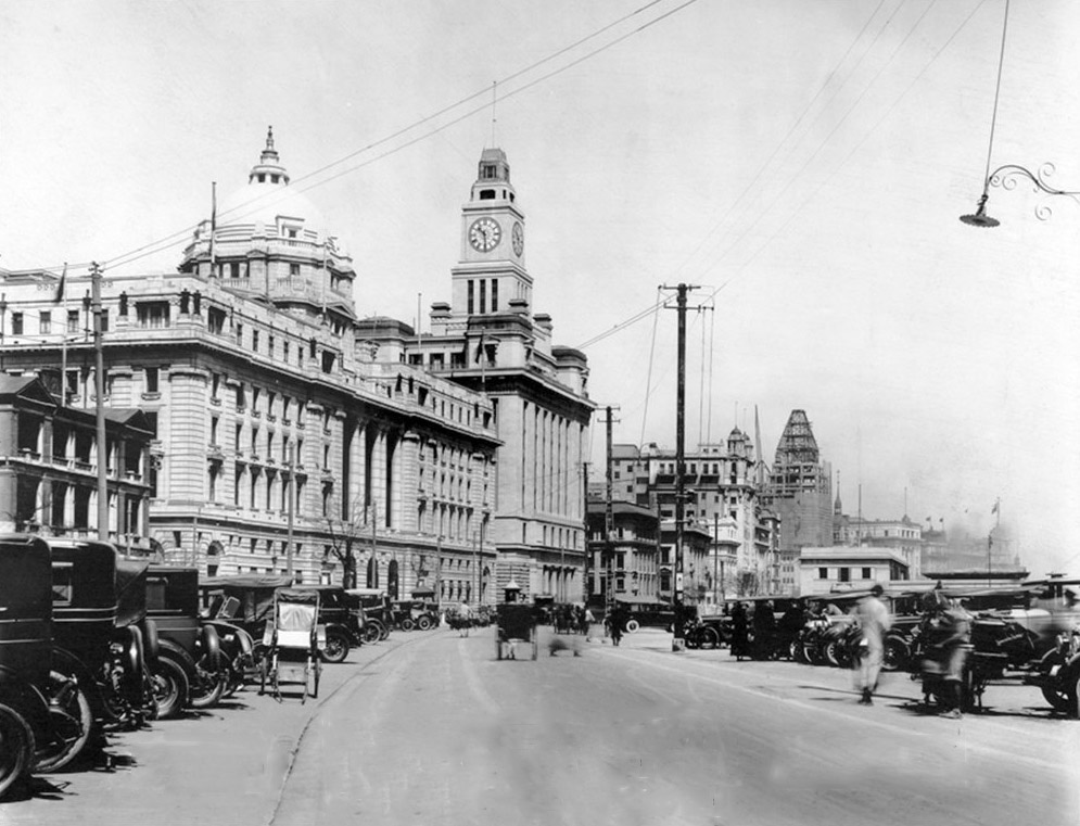 1928年,上海汇丰银行大楼.可以看到远处正在建设中的和平饭店北楼.