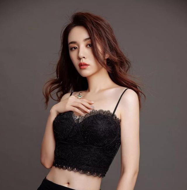 王晓晨杂志照,这身材好的让人嫉妒,纤细均匀,线条流畅