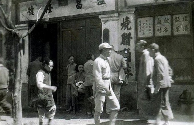 抗战时期的昆明珍贵老照片,图六是援华美军用搓衣板洗