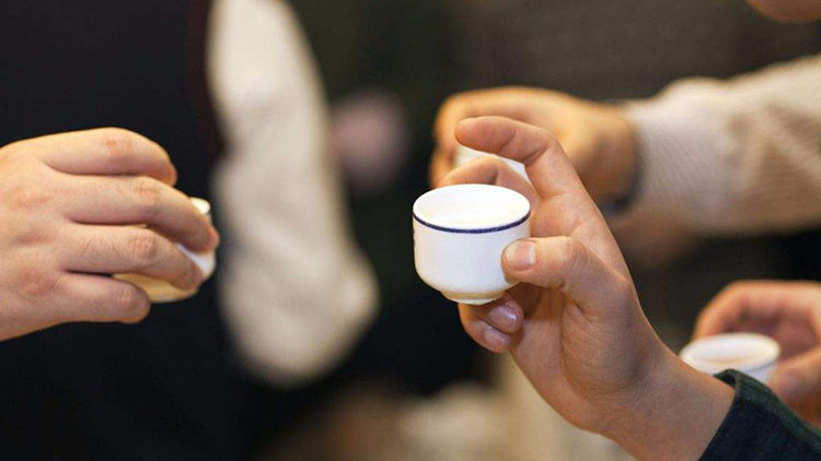 酒杯,喝酒,长辈,餐桌,筷子