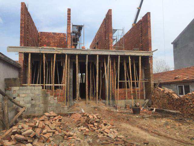 农村新建房屋很舍得,现在农村房子越盖越好,盖好为啥不住人呢