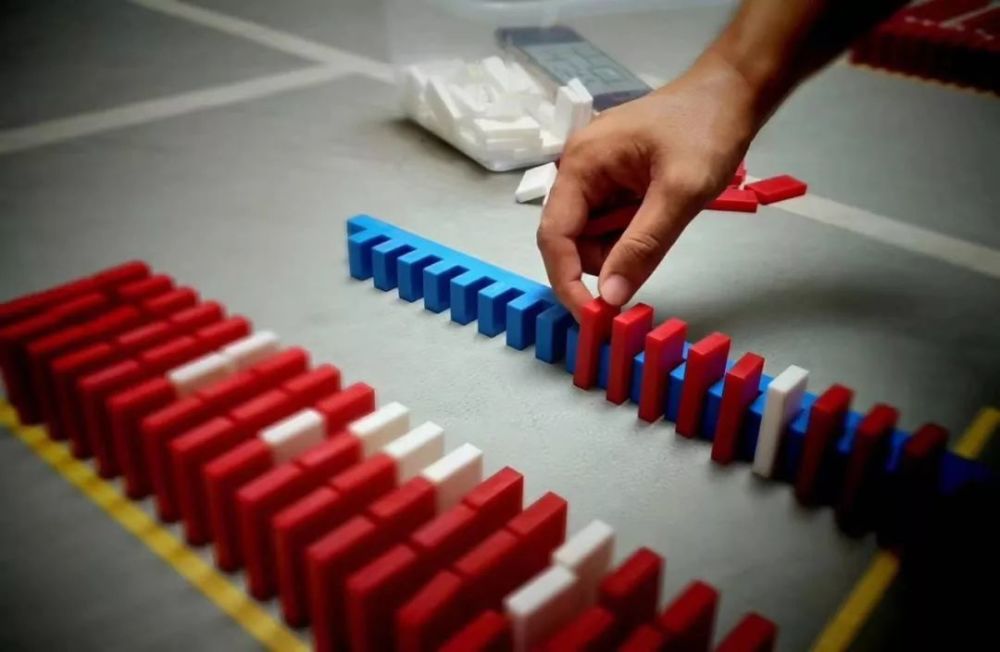 这13个字,让多米诺骨牌来说!