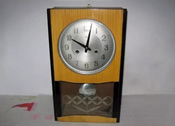 老式钟表,这个也是8090后最熟悉的老物件了,但是在后来电子产品出来后