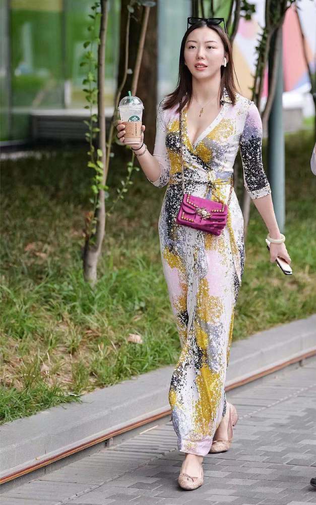 成都偶遇"70后"辣妈,一袭雪纺连衣裙显身材,优雅气质十足