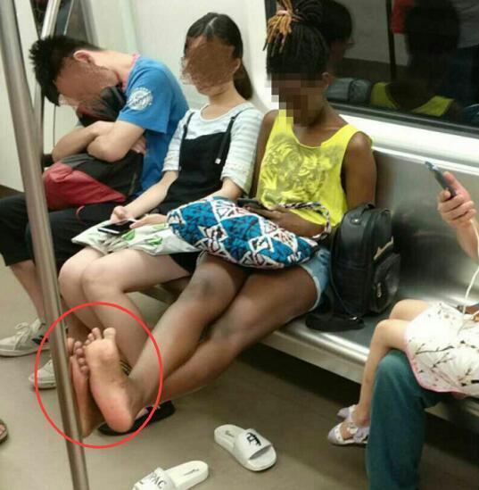 一女子成都地铁上脱鞋,还将脚放到这里,行为让众人深思