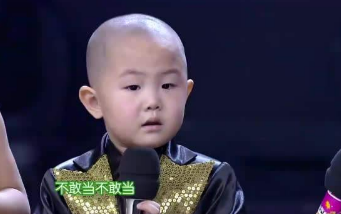 有种"整容"叫张峻豪长大了,昔日呆萌小光头,如今帅到认不出!