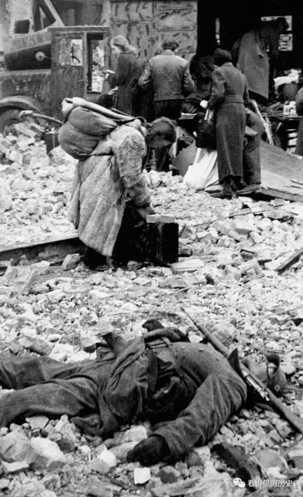 老照片 1945年的德国柏林 如狼似虎的苏联红军来了
