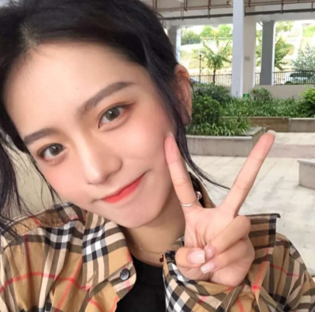 甜美·手势·女生头像:生活归根结底就是几个字,珍惜眼前人