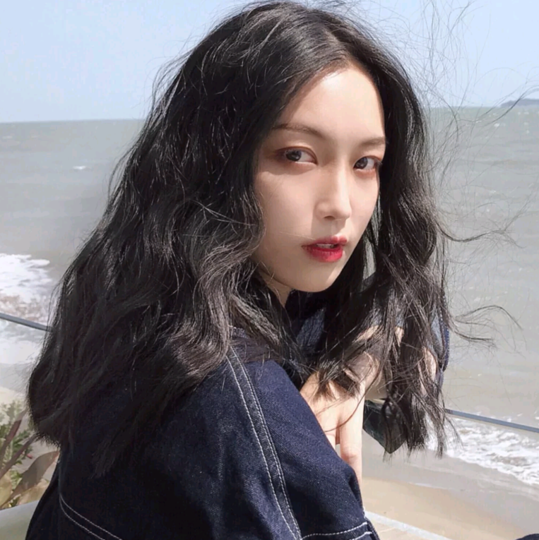 整个女生看上去是有点冷峻,头发没有扎着,凌乱又整齐的在后边散着