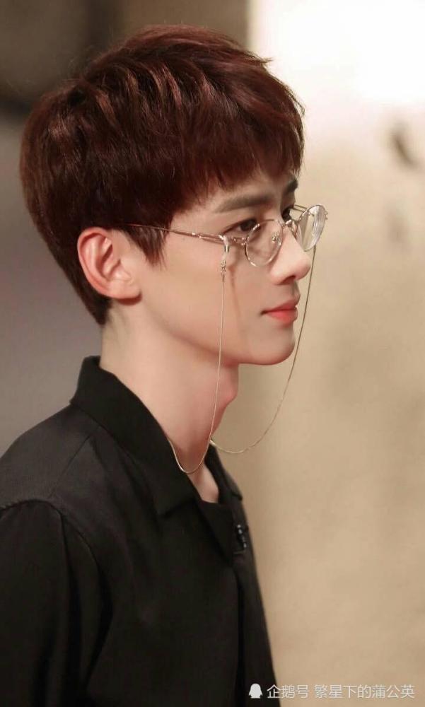 盘点男明星戴眼镜,白敬亭翩翩君子,看到图四,网友:大爱!