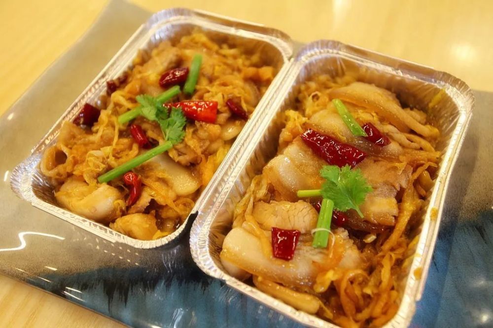 将食材中的营养和水分包裹其中 锡纸酸菜白肉酸爽适口 锡纸土豆绵软