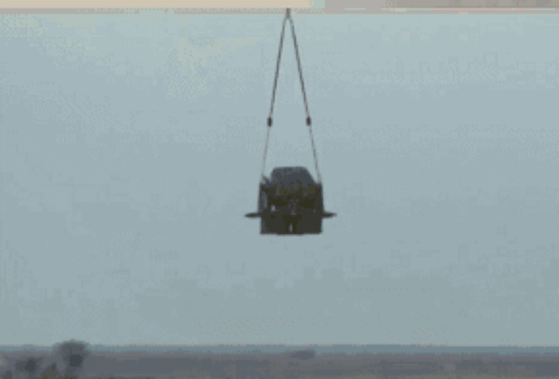 俄军大规模空投,2辆战车摔成了碎片,空投96a坦克可还行?