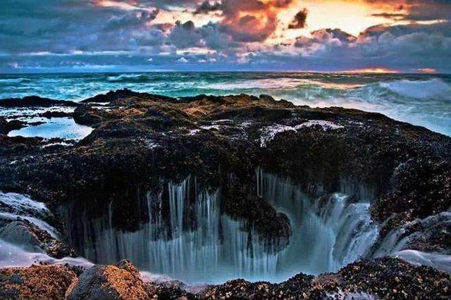 毛里求斯海底瀑布,神秘莫测,距今没有人能拍到全景