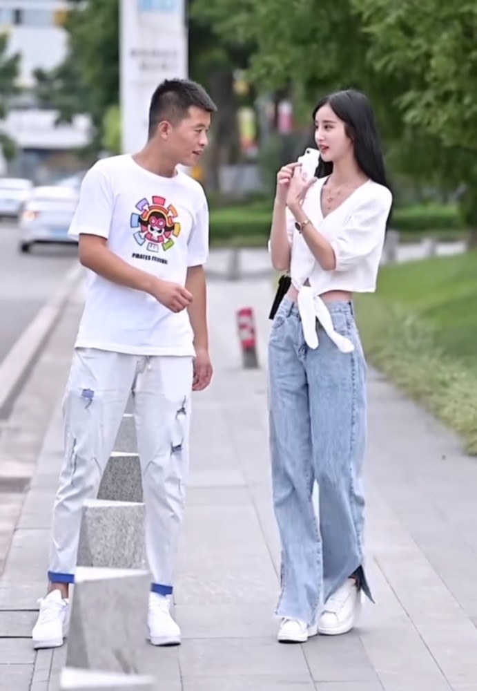 这对情侣明明同身高,女生的腿却比男友长一截,全因她这样穿!