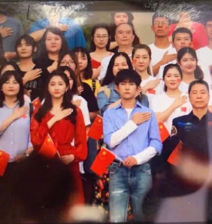 关晓彤172,易烊千玺178,直到看到两人同框照,瞬间明白