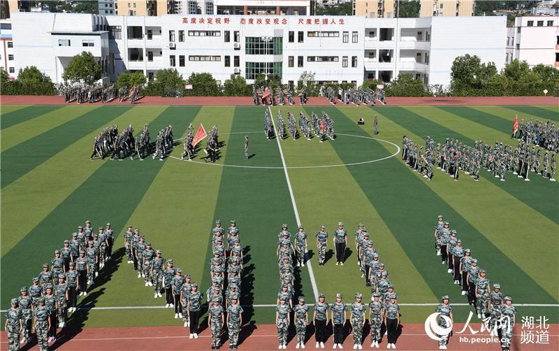 新学期在即,湖北省保康县第一中学组织学生进行军事训练活动,强健