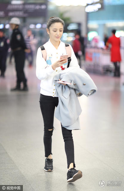 佟丽娅素颜现身显憔悴 一路紧盯手机