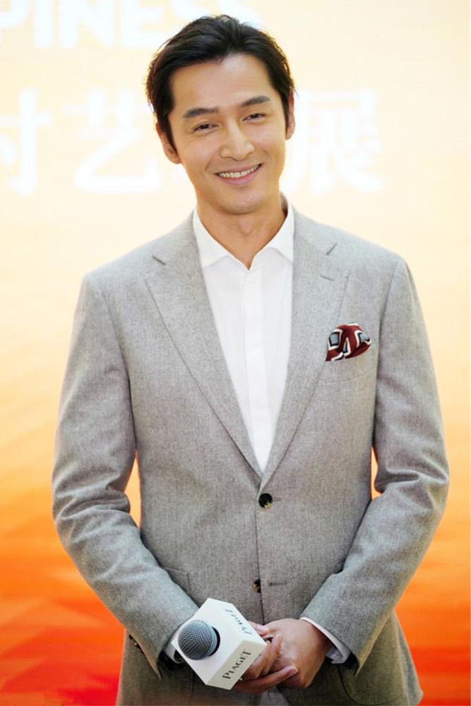胡歌西装造型帅气,白衬衫配灰西服清爽亮相,37岁魅力更胜从前