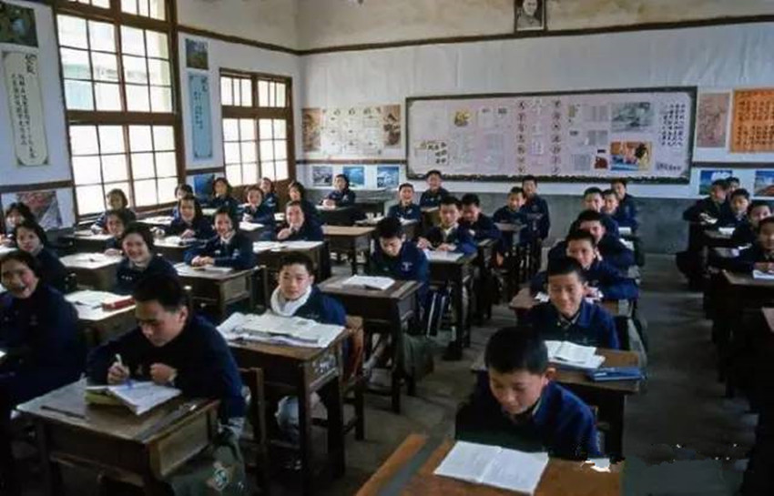 图为台湾的小学课堂,如果不是教室后面墙上挂着的那副画像,你是不是有