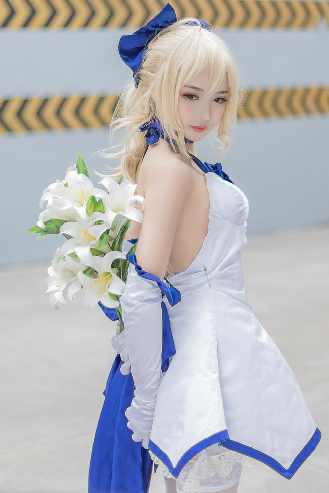 肤若凝脂,白皙小姐姐cosplay百合如你saber