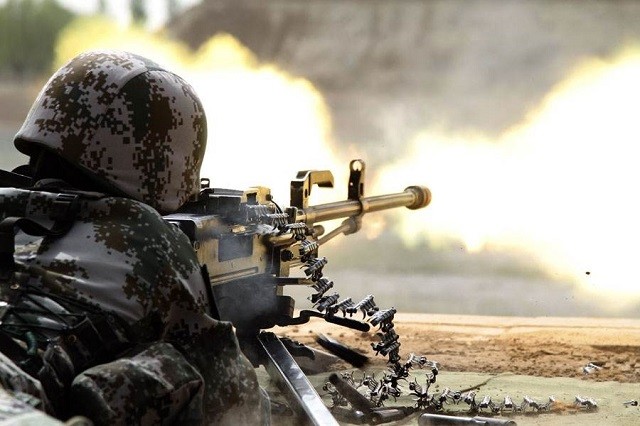 士兵冲锋,机枪身后扫射,会打到自己人?看看真实情况是