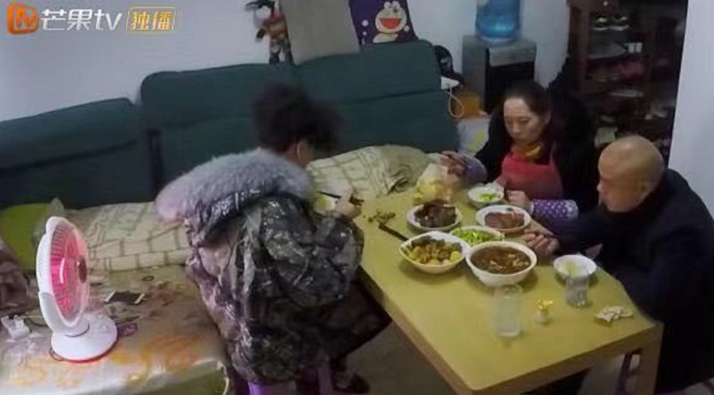 《变形记》最"穷酸"富二代,看清他家的房子后,网友不屑一顾