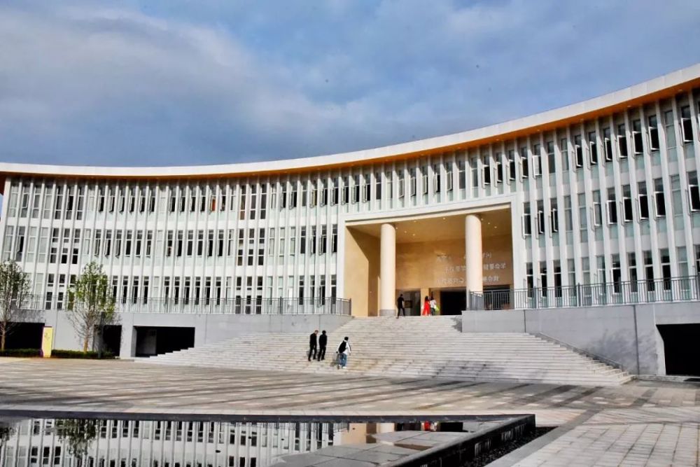 云南师范大学实验中学昆明湖校区落成
