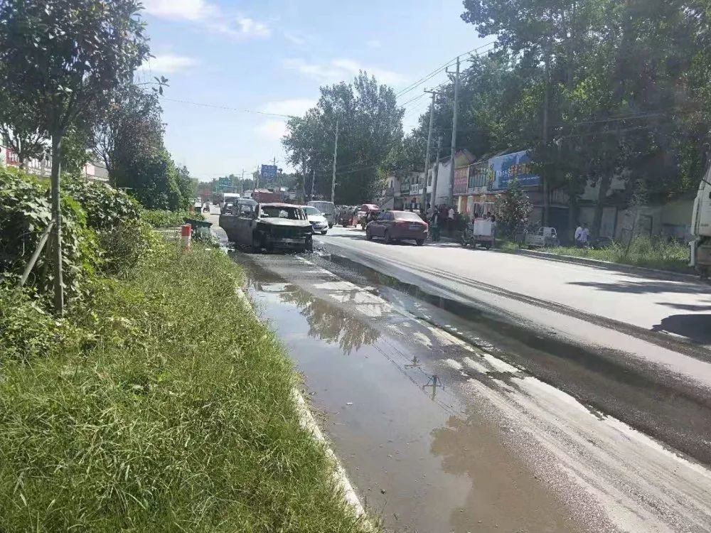 菏泽曹县一高速路口,汽车发生自燃,洒水车"秒变"消防车救援