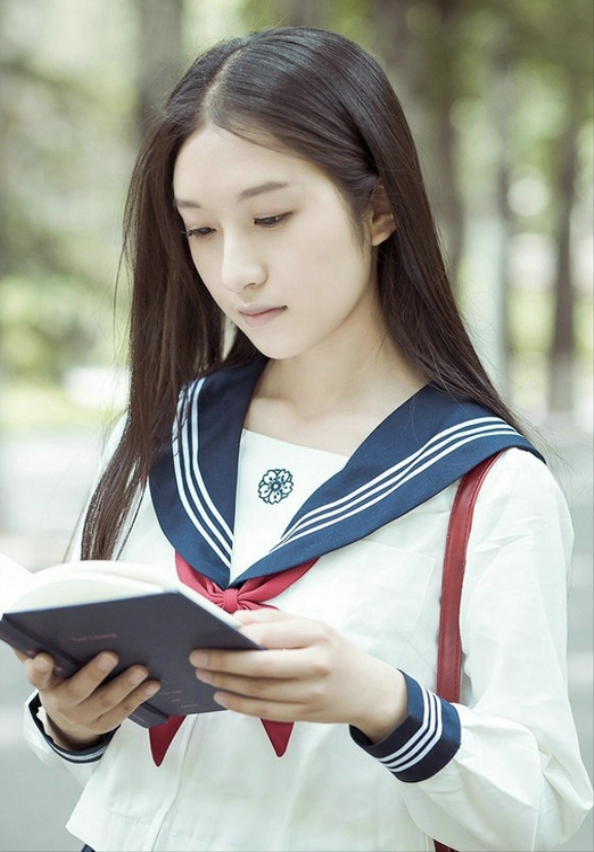 清纯学生妹,素颜穿校服写真图片