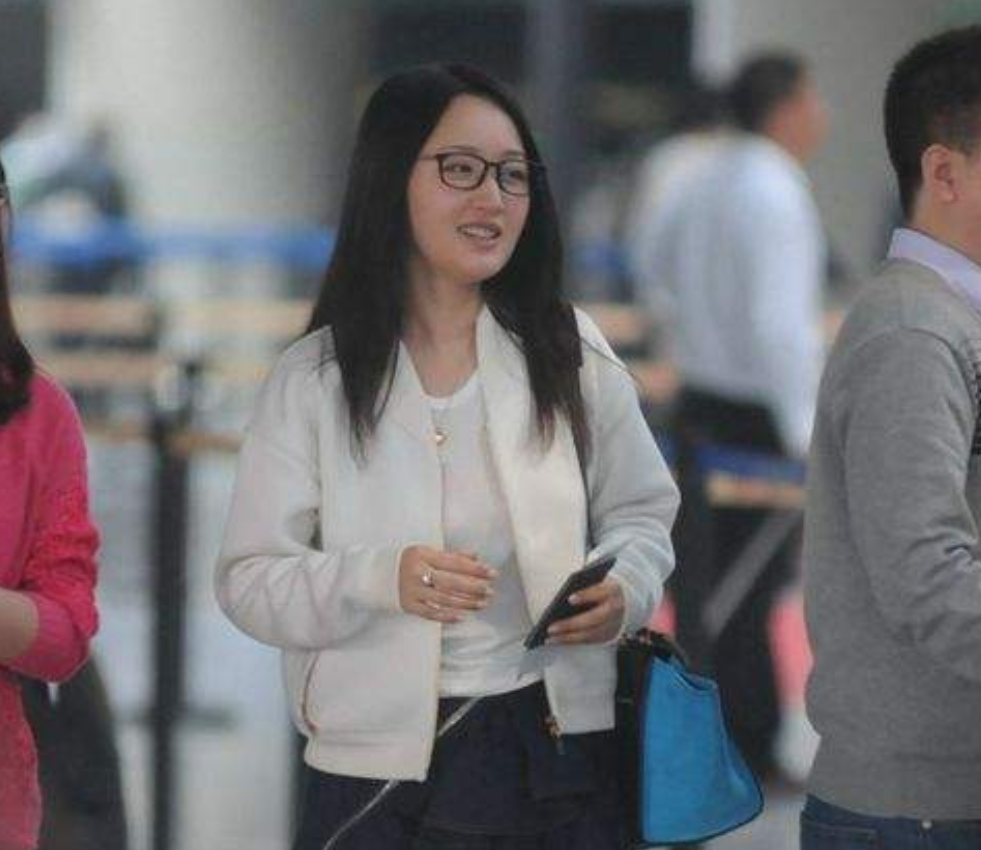48岁杨钰莹晒西服写真照,p图后仍显老态,昔日清纯玉女