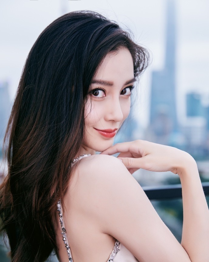 Angelababy五官精致,出席活动一袭白裙,优雅美丽