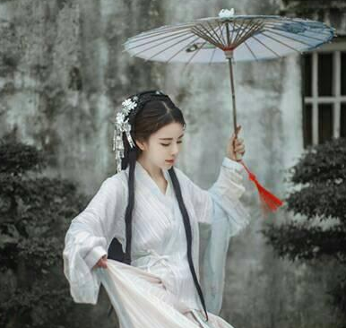 古风气质女生头像:辉煌的时刻谁都有,别拿一刻当永久!