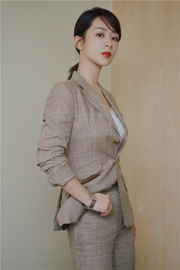 杨紫穿格纹西装