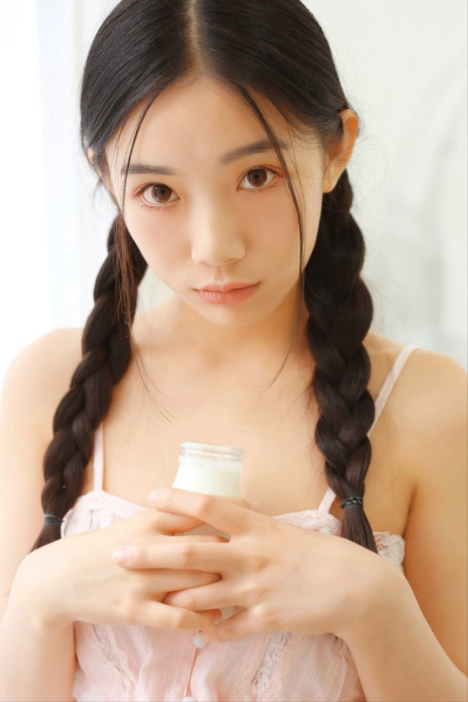 双麻花辫小姐姐,在家中享受宁静