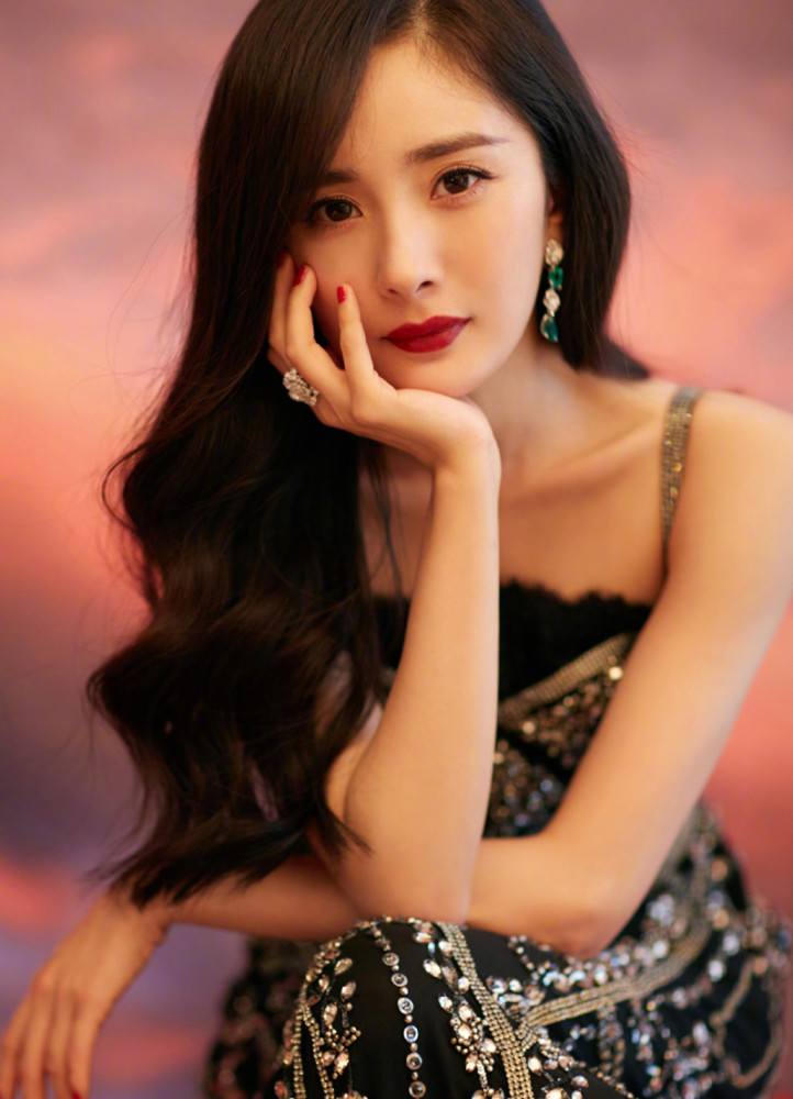 杨幂性感魅惑吊带裙写真图集,时尚气质,妩媚动人!