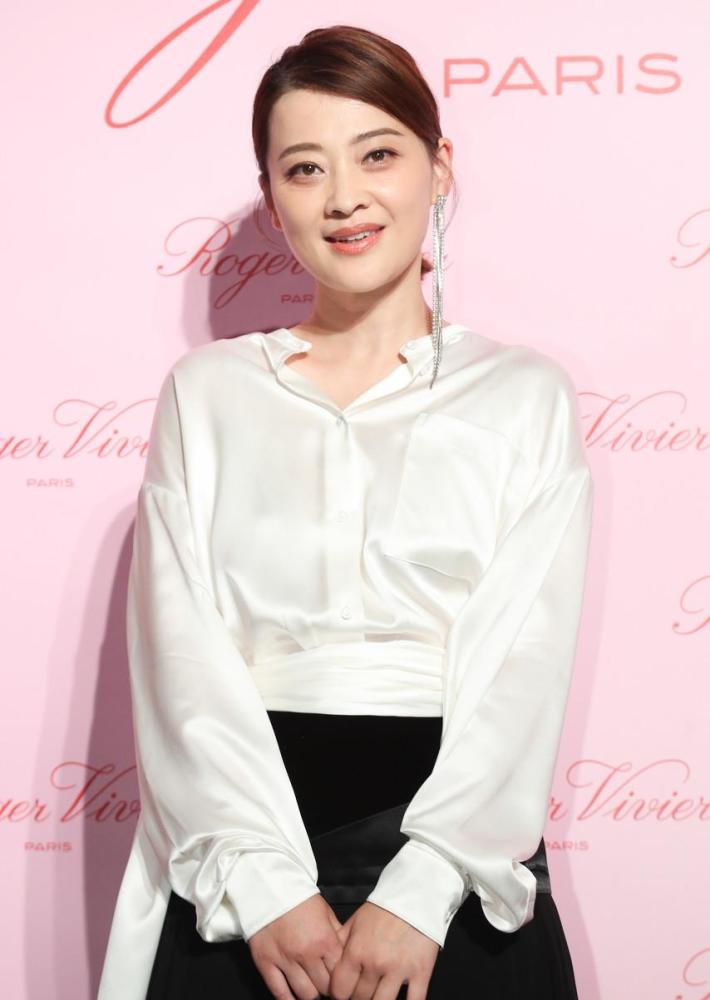 现在的梅婷又生下了二胎小宝宝,可以说生活相当幸福.