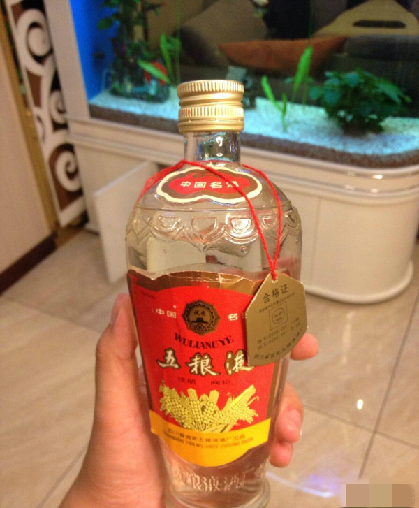 白酒都怕晒,为什么茅台,五粮液,洋河还用玻璃瓶?背后太多猫腻