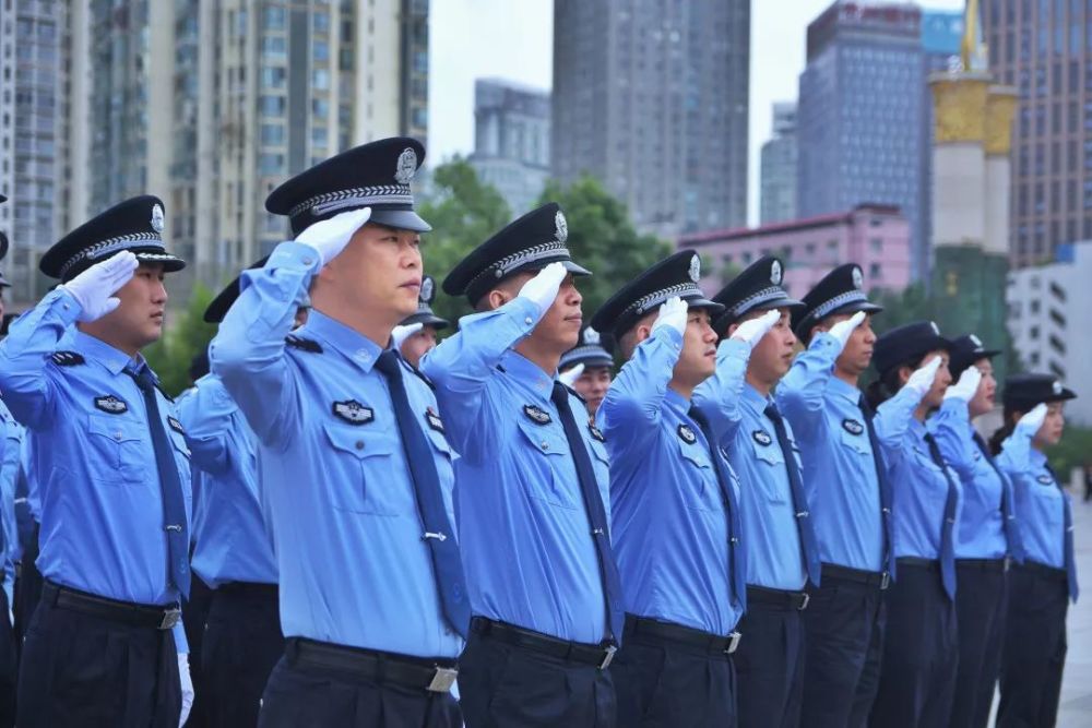 我们以人民警察的方式和责任 接受伟大祖国母亲的检阅