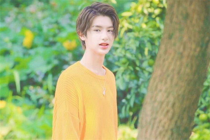 黄明昊为什么能频繁上综艺,芒果台导演亲自揭秘:不是没有原因的