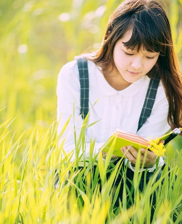 长发00后少女,青春靓丽田园写真