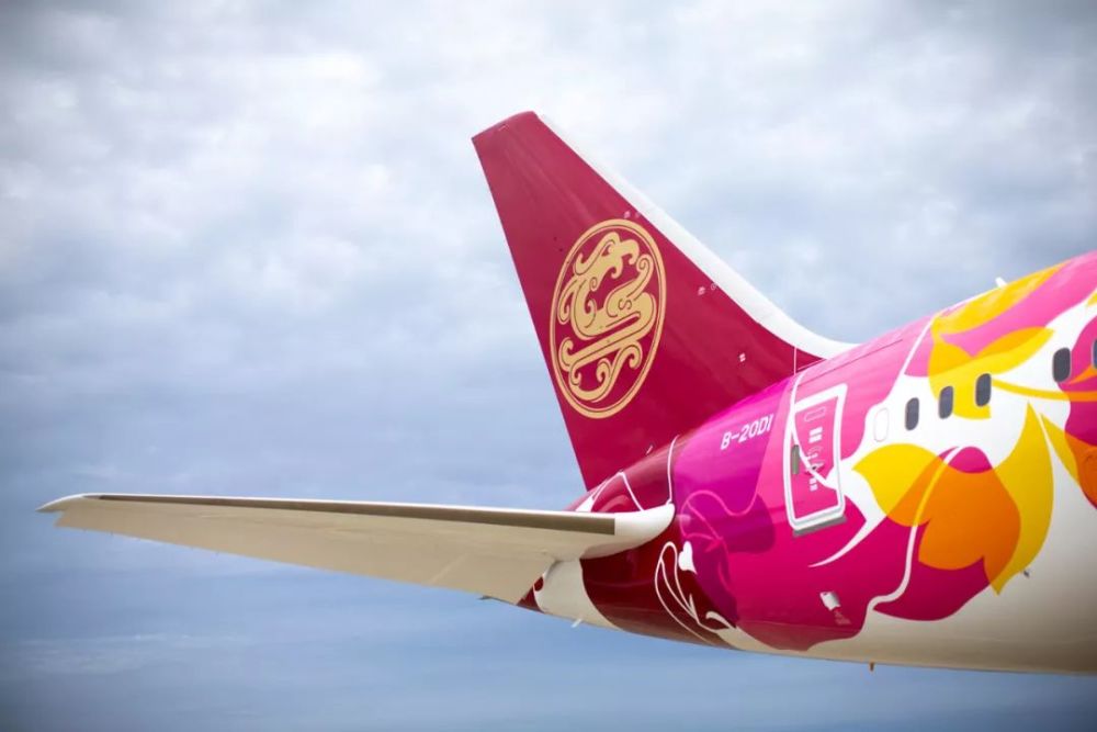 吉祥航空接收"炫彩花瓣"彩绘787梦想飞机