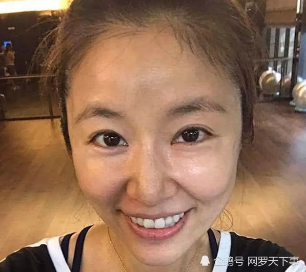 女星素颜被贴脸拍照,热巴痘痘肌可爱,关晓彤杨颖才是真女神!