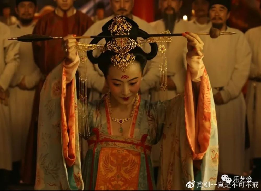 徐鹤子的项链大家都熟悉,李小孩的旧物.