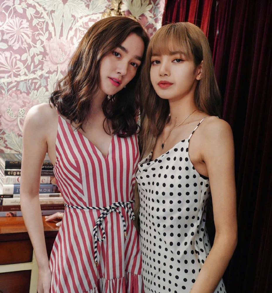 lisa合影泰国闺蜜,看lisa闺蜜多漂亮,就跟个大明星似的