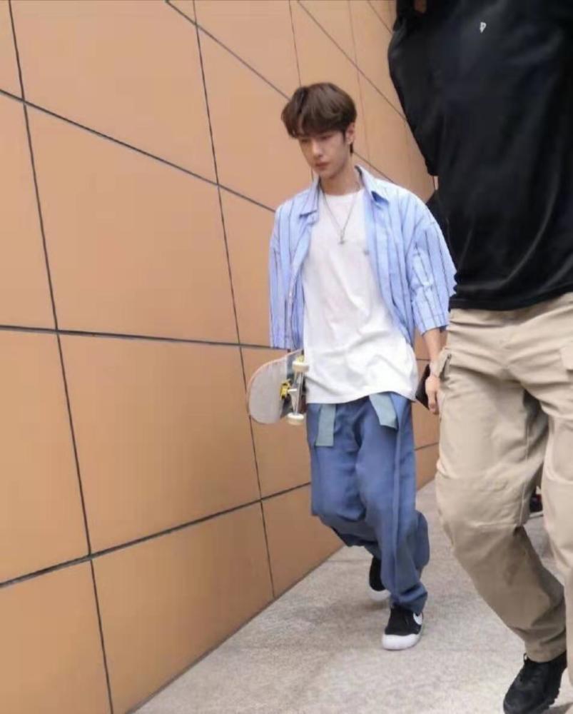 路人欲拍王一博,没想到被一旁吐露舌头的保安抢镜,网友:太人才