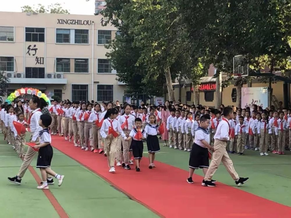 十亩园小学,2日上午举行了以"绿水青山在身边,垃圾分类我先行"为主题