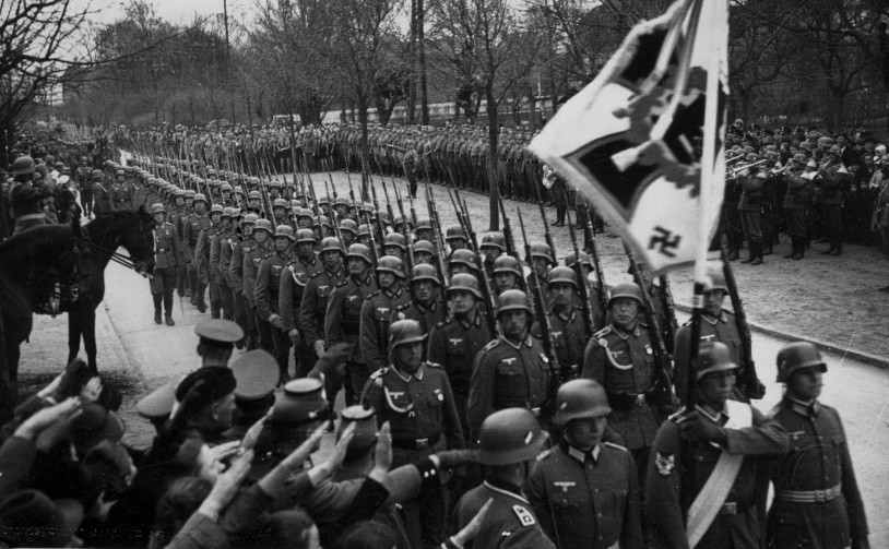 二战前德国陆军举行阅兵分列式,在1935年废除《凡尔赛和约》后,德国