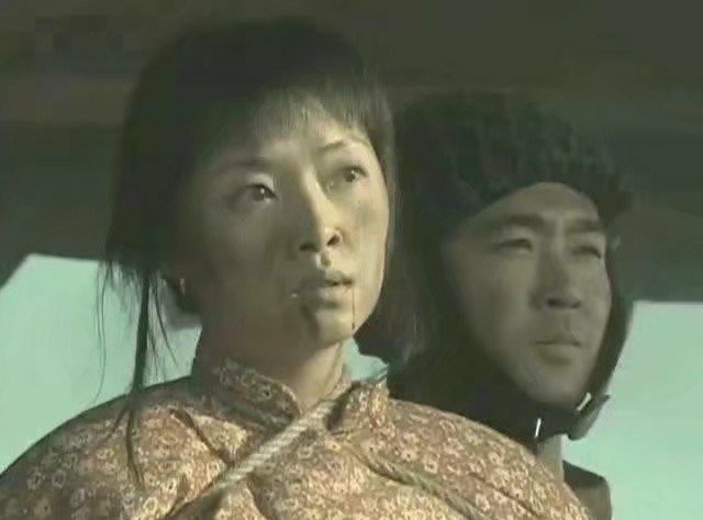 同是李云龙炮楼救媳妇,老版是真爱舍不得,新版是赶紧死了我再找
